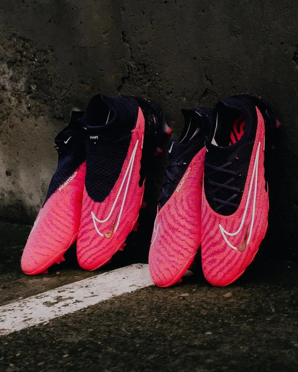 post card post-adidas-predator-vs-nike-phantom-gx-gama.webp