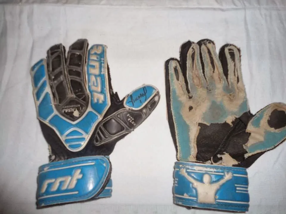 post card blog-reparar-guantes-rotos-desgastado.webp