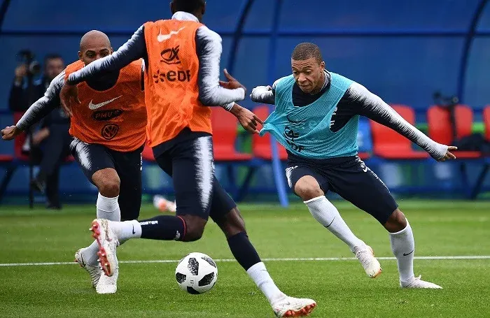 post card blog-fg-en-cesped-artificial-mbappe.webp