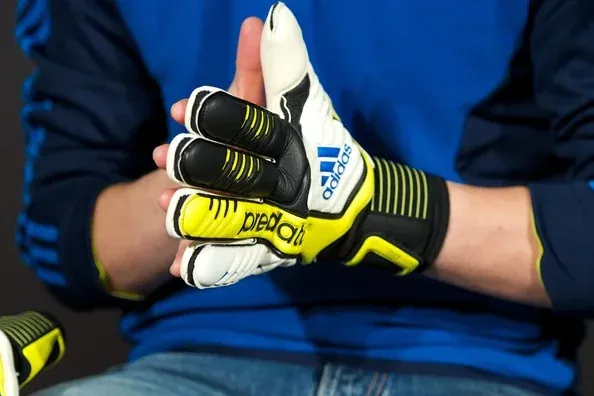 Iker Casillas’ mysterious new gloves