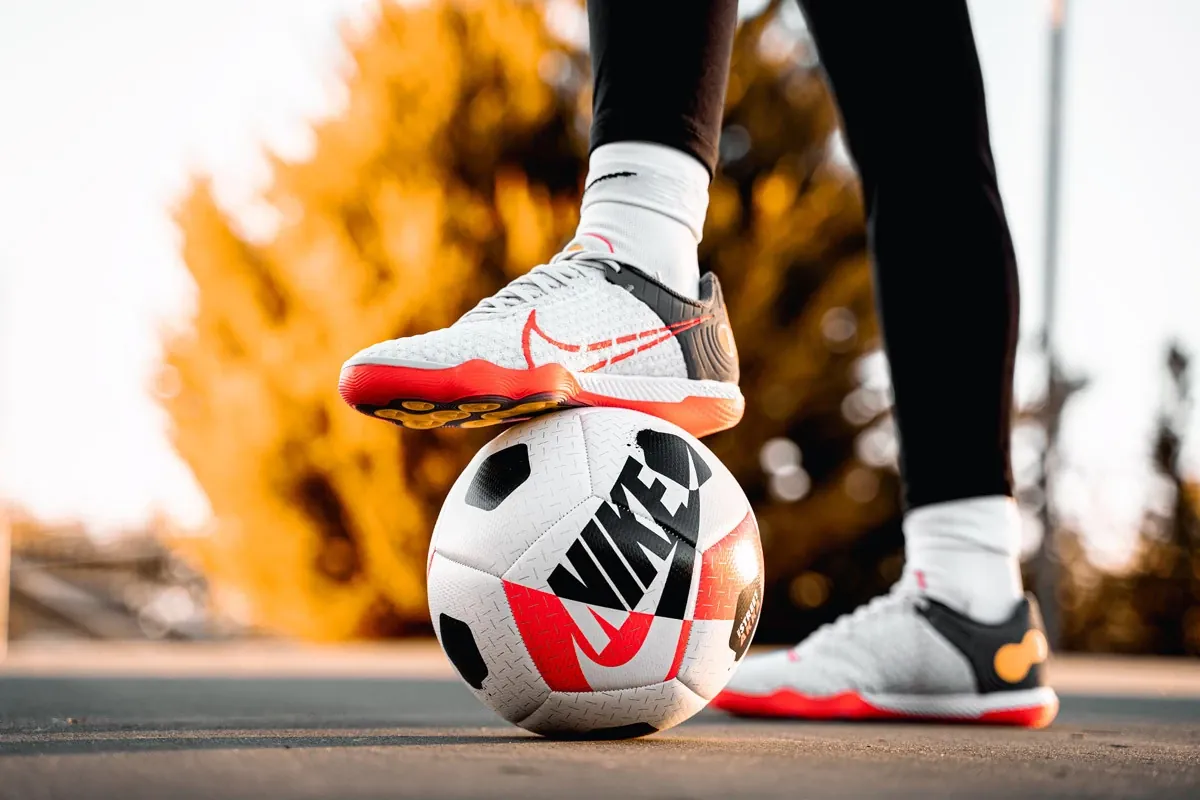 Knitted futsal shoes