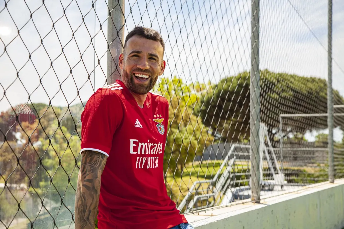 post card Loja online Fútbol Emotion Portugal - Blogs de futebol - Estes são os novos equipamentos adidas do SL Benfica 21-22 (Otamendi).webp