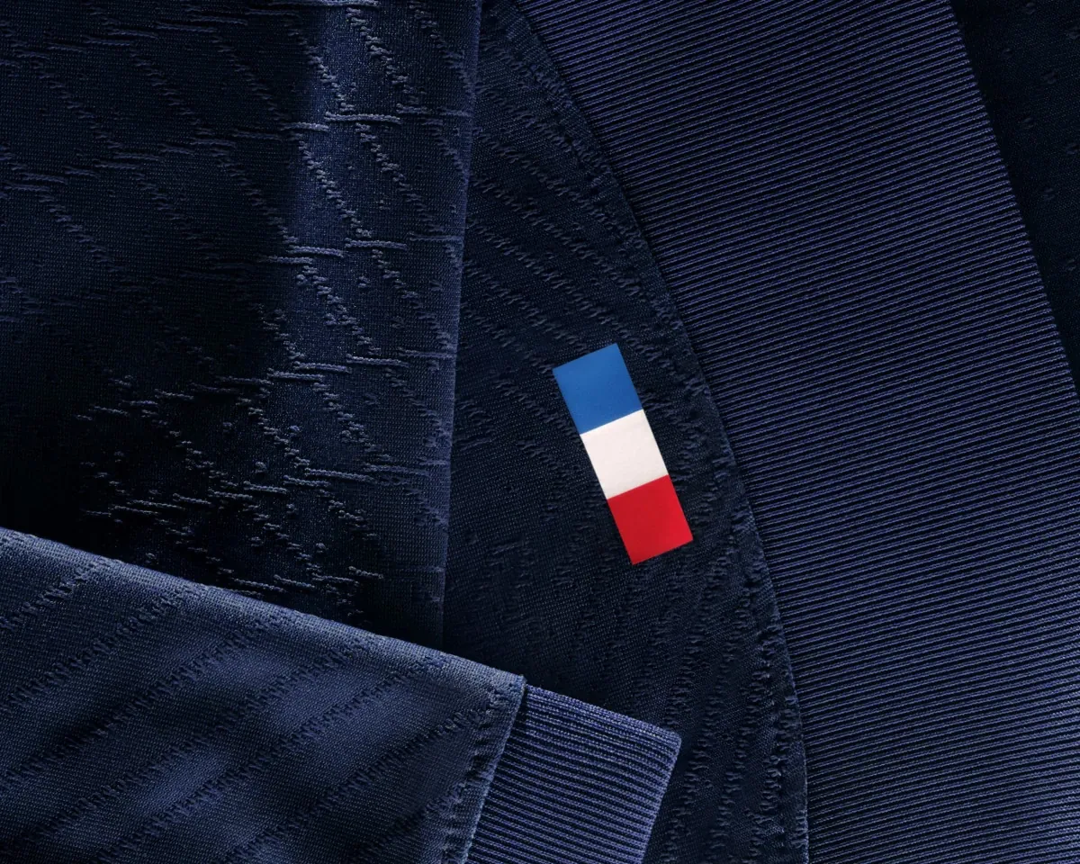 post card SU23_FB_EMEA_ClubKits_PSG_Home_Product02.webp
