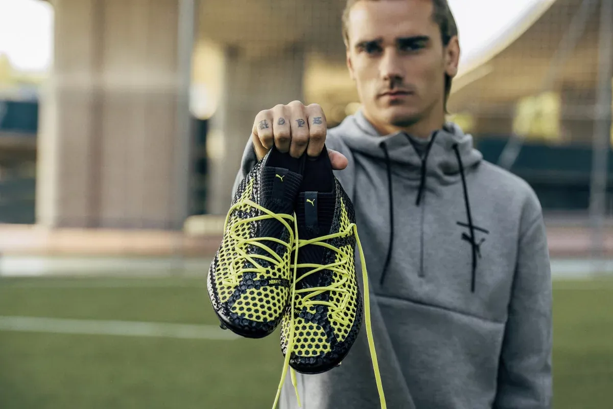 post card 18SS_CONSUMER_TS_Football_FUTURE_LaunchEdition_Portrait_Griezmann_HoldingBoot_0380_RGB.webp