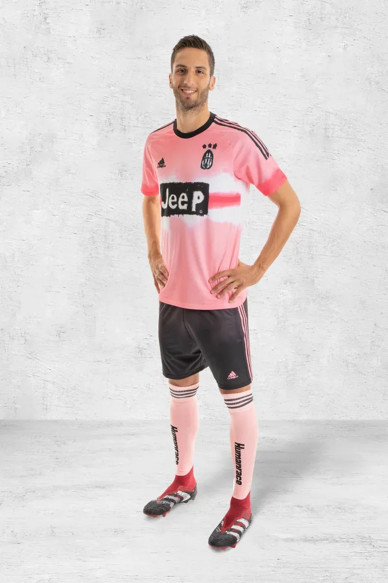 post card blogs-futbolemotionpt-adidas-humanrace-by-pharrell-4.webp
