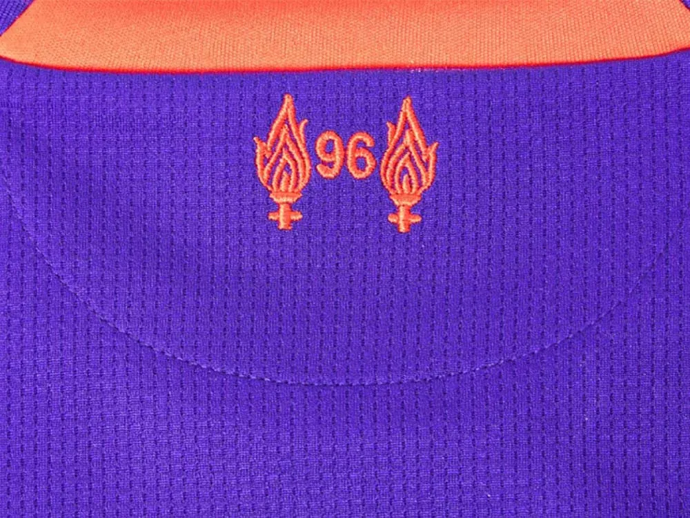 post card retro seconda maglia liverpool 2018 2019.webp