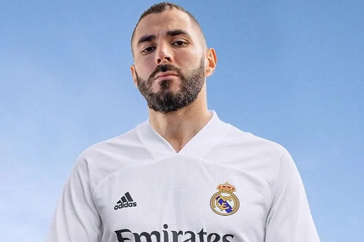 post card post-las-tecnologias-de-las-camisetas-de-futbol-benzema.webp