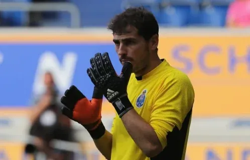 ¿What's going on with Iker Casillas's gloves?