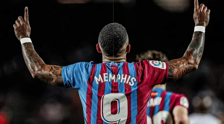 Memphis Depay Officially Signs With Puma